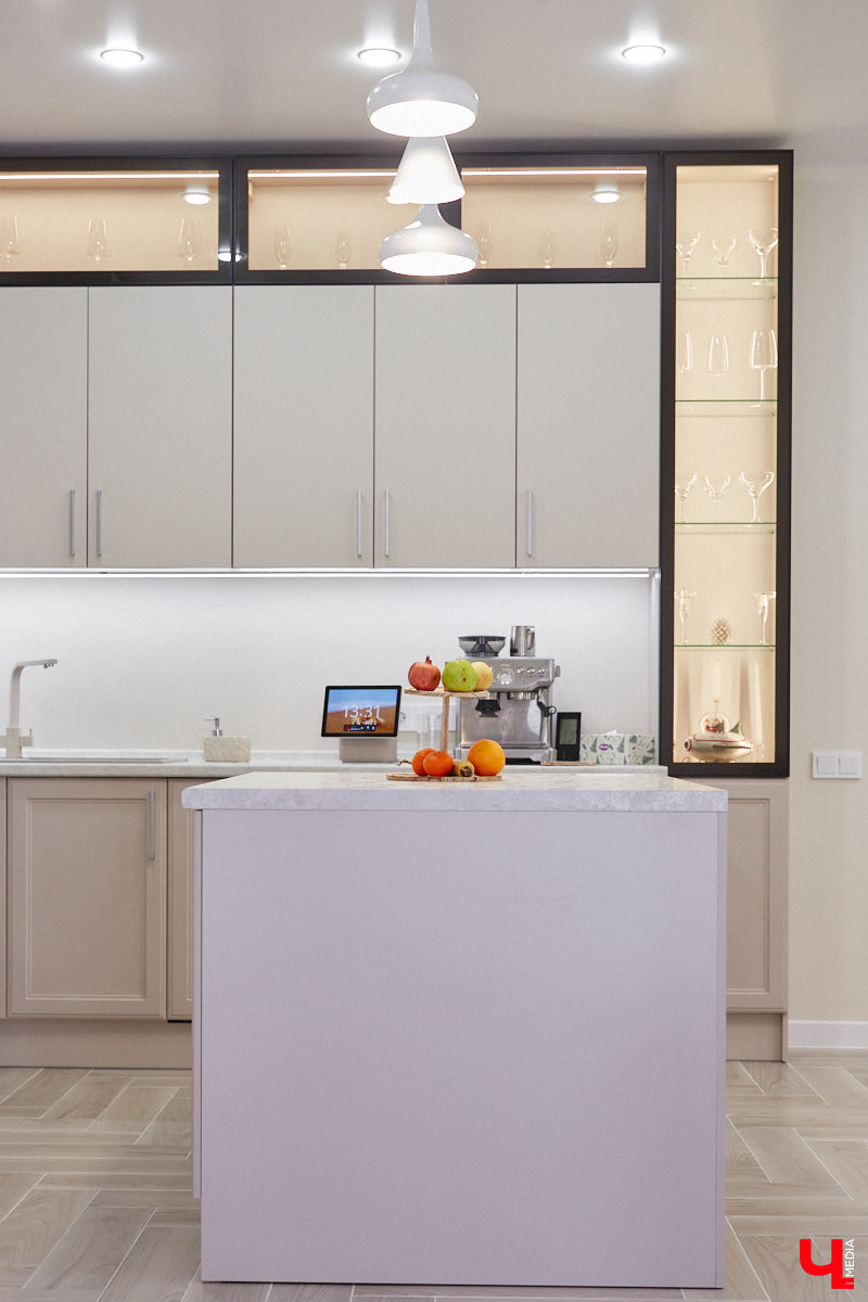 Елена Капп совсем недавно справила новоселье, поселившись с семьей в двухэтажном коттедже в поселке Садовом. И хотя последние штрихи в цельной картине утонченного интерьера еще не нанесены, она пригласила «Ключ-Медиа» в гости, чтобы поделиться лайфхаками планировки жилого помещения и другими полезными идеями.