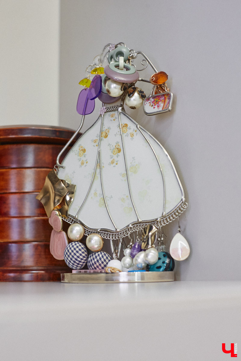 Елена Капп совсем недавно справила новоселье, поселившись с семьей в двухэтажном коттедже в поселке Садовом. И хотя последние штрихи в цельной картине утонченного интерьера еще не нанесены, она пригласила «Ключ-Медиа» в гости, чтобы поделиться лайфхаками планировки жилого помещения и другими полезными идеями.