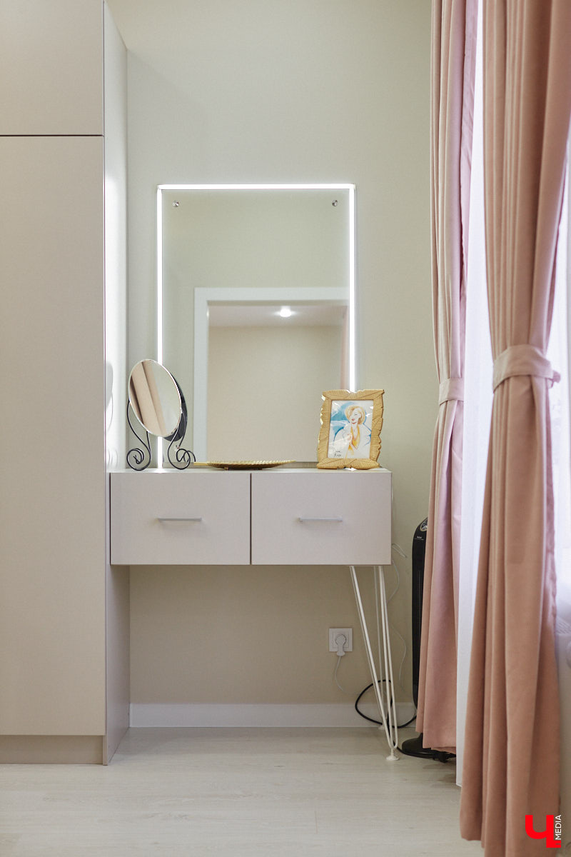 Елена Капп совсем недавно справила новоселье, поселившись с семьей в двухэтажном коттедже в поселке Садовом. И хотя последние штрихи в цельной картине утонченного интерьера еще не нанесены, она пригласила «Ключ-Медиа» в гости, чтобы поделиться лайфхаками планировки жилого помещения и другими полезными идеями.