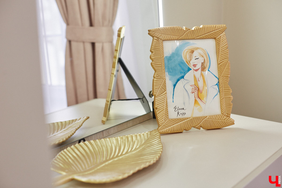 Елена Капп совсем недавно справила новоселье, поселившись с семьей в двухэтажном коттедже в поселке Садовом. И хотя последние штрихи в цельной картине утонченного интерьера еще не нанесены, она пригласила «Ключ-Медиа» в гости, чтобы поделиться лайфхаками планировки жилого помещения и другими полезными идеями.