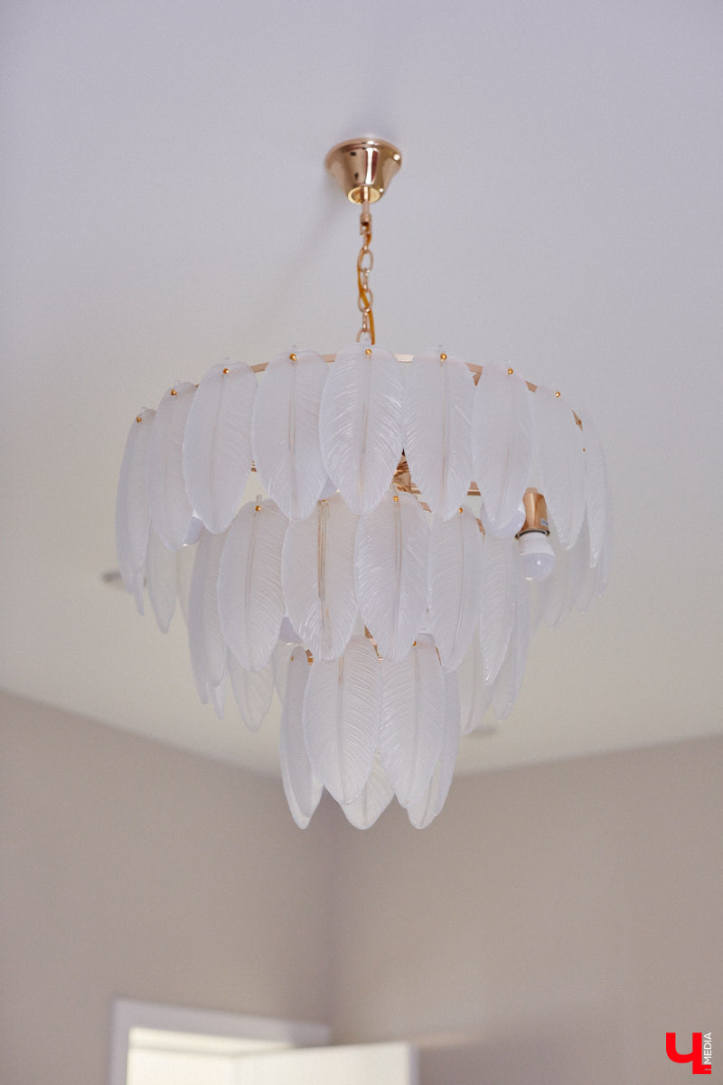 Елена Капп совсем недавно справила новоселье, поселившись с семьей в двухэтажном коттедже в поселке Садовом. И хотя последние штрихи в цельной картине утонченного интерьера еще не нанесены, она пригласила «Ключ-Медиа» в гости, чтобы поделиться лайфхаками планировки жилого помещения и другими полезными идеями.