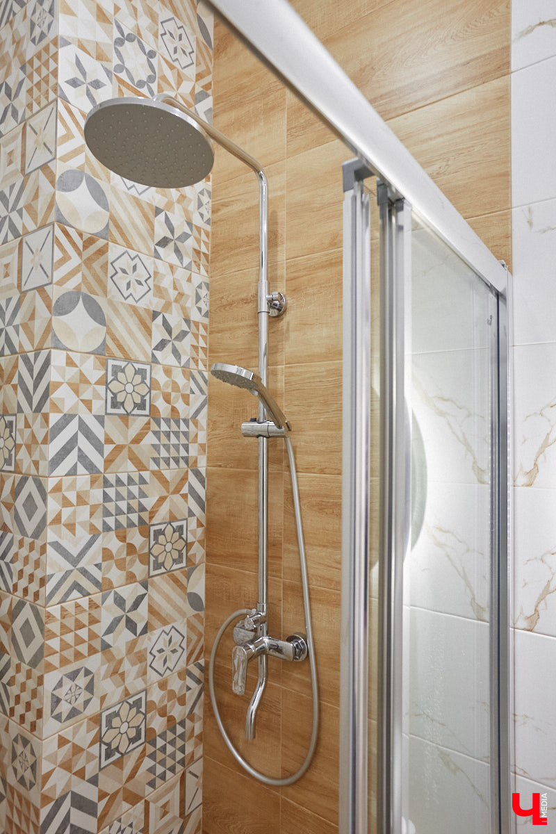 Елена Капп совсем недавно справила новоселье, поселившись с семьей в двухэтажном коттедже в поселке Садовом. И хотя последние штрихи в цельной картине утонченного интерьера еще не нанесены, она пригласила «Ключ-Медиа» в гости, чтобы поделиться лайфхаками планировки жилого помещения и другими полезными идеями.