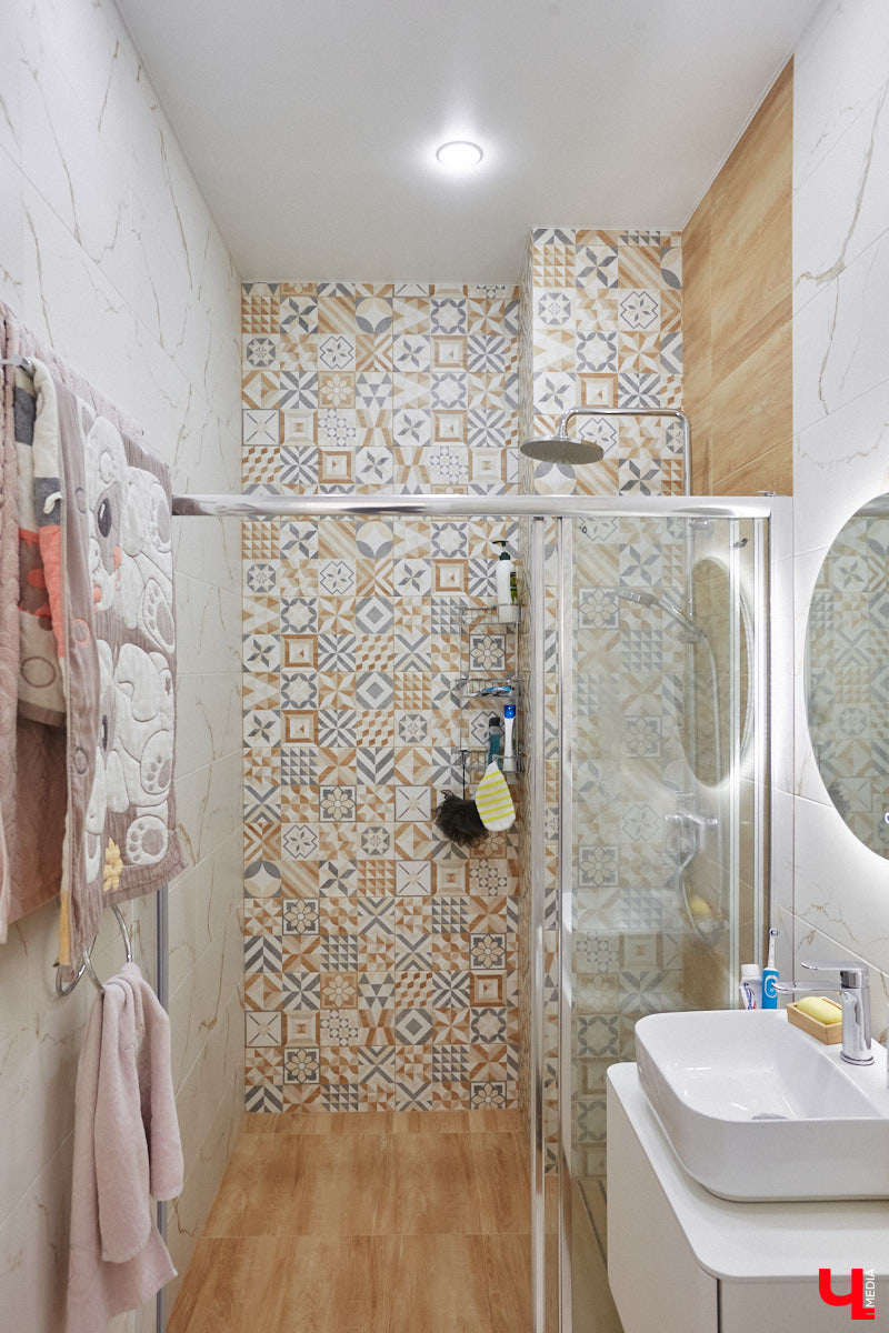 Елена Капп совсем недавно справила новоселье, поселившись с семьей в двухэтажном коттедже в поселке Садовом. И хотя последние штрихи в цельной картине утонченного интерьера еще не нанесены, она пригласила «Ключ-Медиа» в гости, чтобы поделиться лайфхаками планировки жилого помещения и другими полезными идеями.