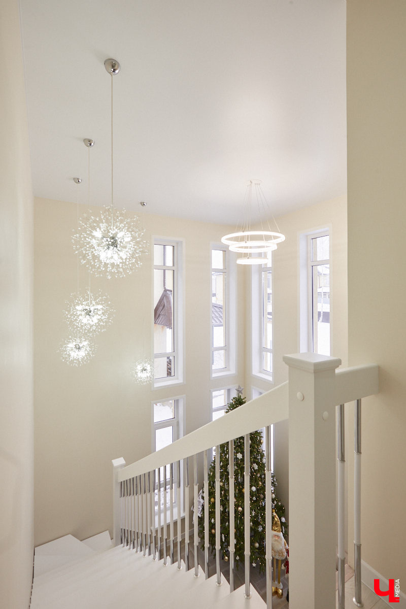 Елена Капп совсем недавно справила новоселье, поселившись с семьей в двухэтажном коттедже в поселке Садовом. И хотя последние штрихи в цельной картине утонченного интерьера еще не нанесены, она пригласила «Ключ-Медиа» в гости, чтобы поделиться лайфхаками планировки жилого помещения и другими полезными идеями.