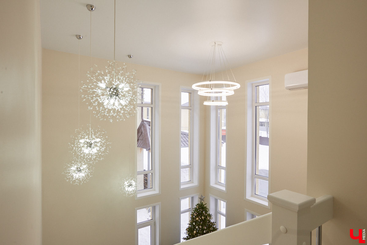 Елена Капп совсем недавно справила новоселье, поселившись с семьей в двухэтажном коттедже в поселке Садовом. И хотя последние штрихи в цельной картине утонченного интерьера еще не нанесены, она пригласила «Ключ-Медиа» в гости, чтобы поделиться лайфхаками планировки жилого помещения и другими полезными идеями.