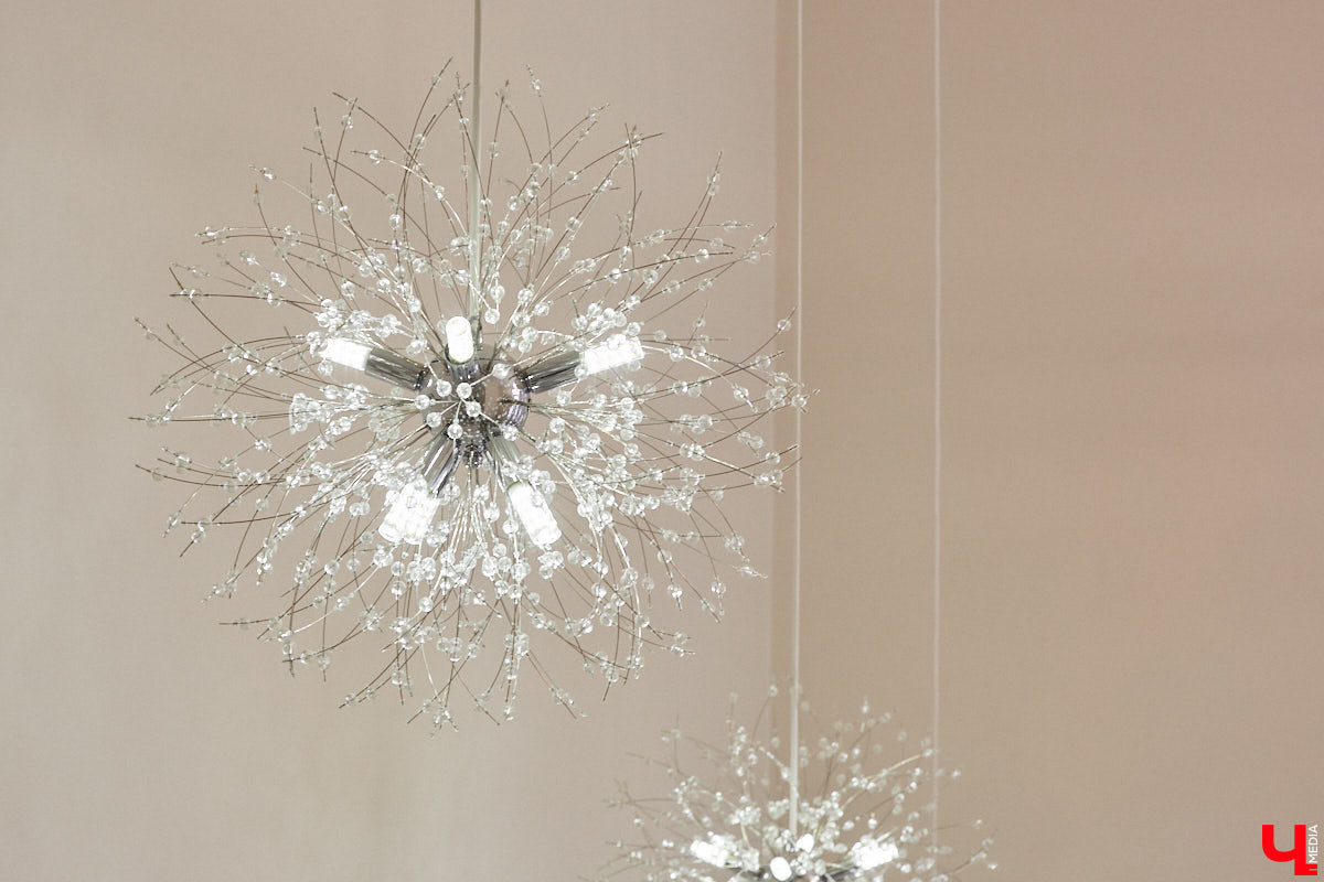 Елена Капп совсем недавно справила новоселье, поселившись с семьей в двухэтажном коттедже в поселке Садовом. И хотя последние штрихи в цельной картине утонченного интерьера еще не нанесены, она пригласила «Ключ-Медиа» в гости, чтобы поделиться лайфхаками планировки жилого помещения и другими полезными идеями.