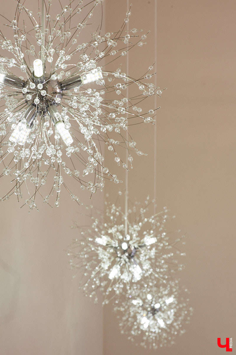 Елена Капп совсем недавно справила новоселье, поселившись с семьей в двухэтажном коттедже в поселке Садовом. И хотя последние штрихи в цельной картине утонченного интерьера еще не нанесены, она пригласила «Ключ-Медиа» в гости, чтобы поделиться лайфхаками планировки жилого помещения и другими полезными идеями.