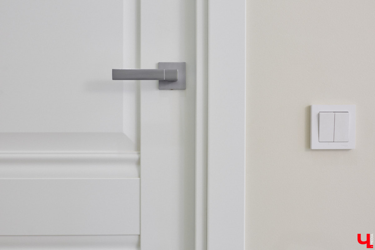 Елена Капп совсем недавно справила новоселье, поселившись с семьей в двухэтажном коттедже в поселке Садовом. И хотя последние штрихи в цельной картине утонченного интерьера еще не нанесены, она пригласила «Ключ-Медиа» в гости, чтобы поделиться лайфхаками планировки жилого помещения и другими полезными идеями.