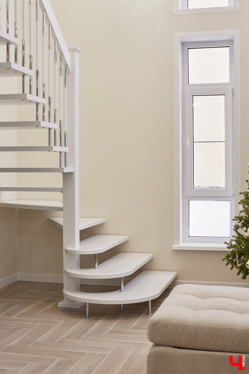 Елена Капп совсем недавно справила новоселье, поселившись с семьей в двухэтажном коттедже в поселке Садовом. И хотя последние штрихи в цельной картине утонченного интерьера еще не нанесены, она пригласила «Ключ-Медиа» в гости, чтобы поделиться лайфхаками планировки жилого помещения и другими полезными идеями.