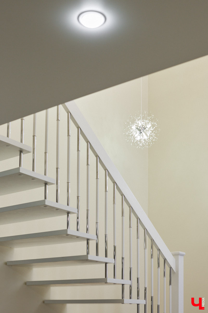 Елена Капп совсем недавно справила новоселье, поселившись с семьей в двухэтажном коттедже в поселке Садовом. И хотя последние штрихи в цельной картине утонченного интерьера еще не нанесены, она пригласила «Ключ-Медиа» в гости, чтобы поделиться лайфхаками планировки жилого помещения и другими полезными идеями.