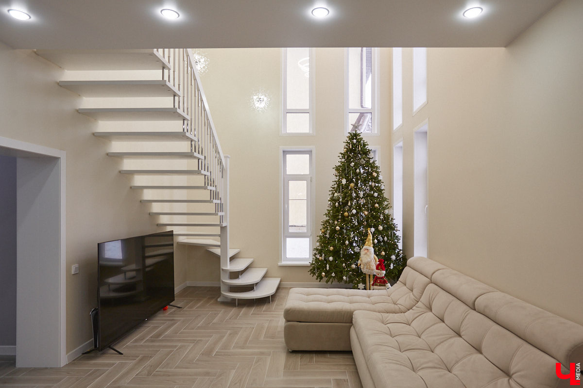 Елена Капп совсем недавно справила новоселье, поселившись с семьей в двухэтажном коттедже в поселке Садовом. И хотя последние штрихи в цельной картине утонченного интерьера еще не нанесены, она пригласила «Ключ-Медиа» в гости, чтобы поделиться лайфхаками планировки жилого помещения и другими полезными идеями.