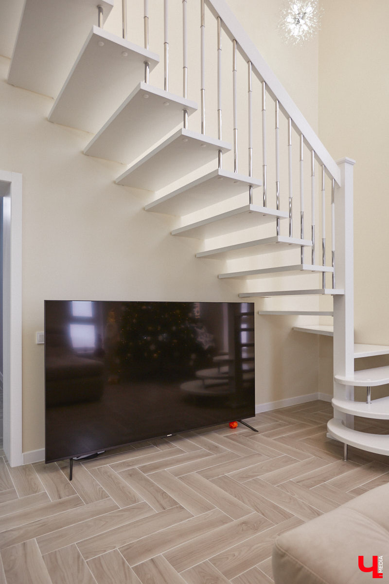 Елена Капп совсем недавно справила новоселье, поселившись с семьей в двухэтажном коттедже в поселке Садовом. И хотя последние штрихи в цельной картине утонченного интерьера еще не нанесены, она пригласила «Ключ-Медиа» в гости, чтобы поделиться лайфхаками планировки жилого помещения и другими полезными идеями.