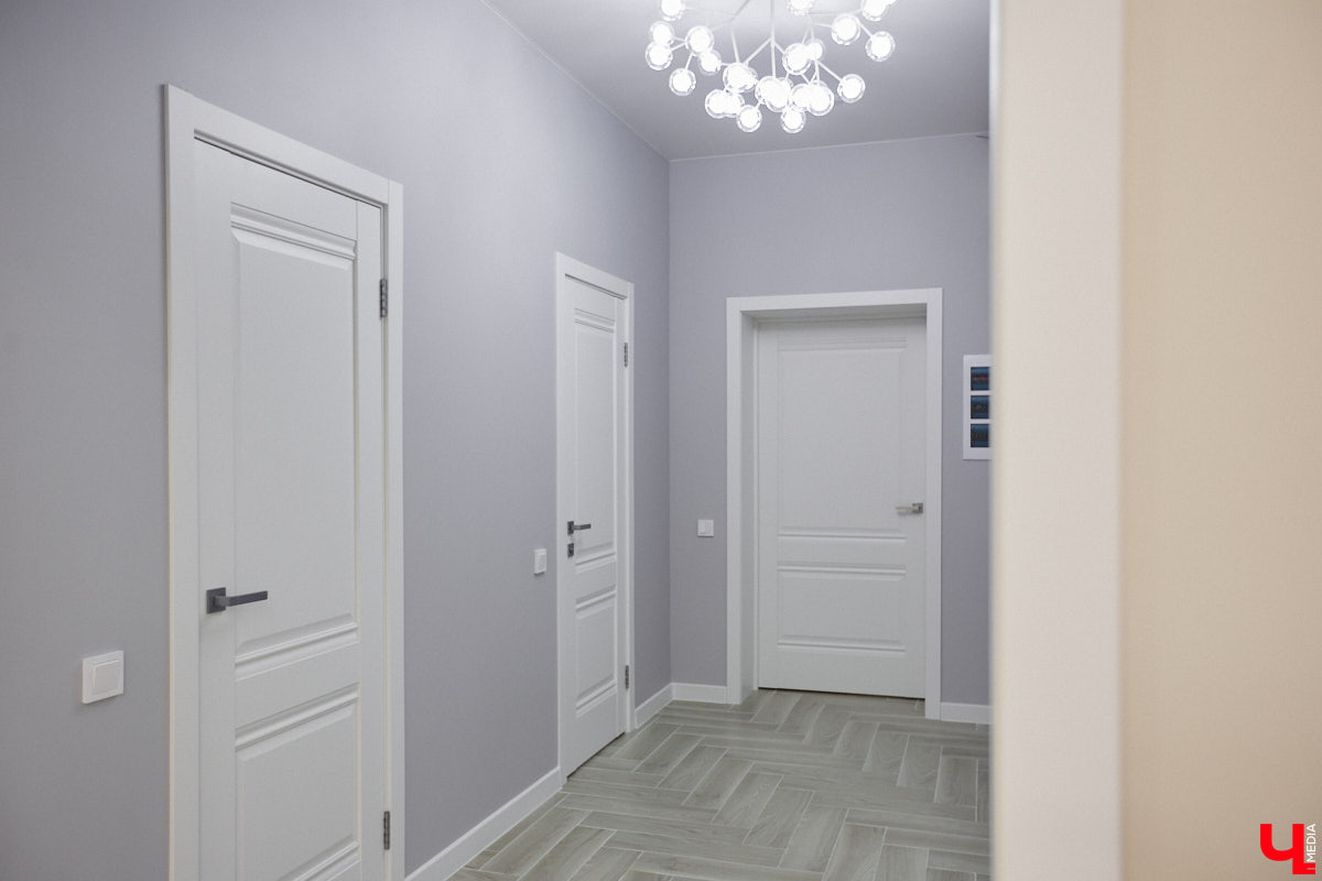 Елена Капп совсем недавно справила новоселье, поселившись с семьей в двухэтажном коттедже в поселке Садовом. И хотя последние штрихи в цельной картине утонченного интерьера еще не нанесены, она пригласила «Ключ-Медиа» в гости, чтобы поделиться лайфхаками планировки жилого помещения и другими полезными идеями.