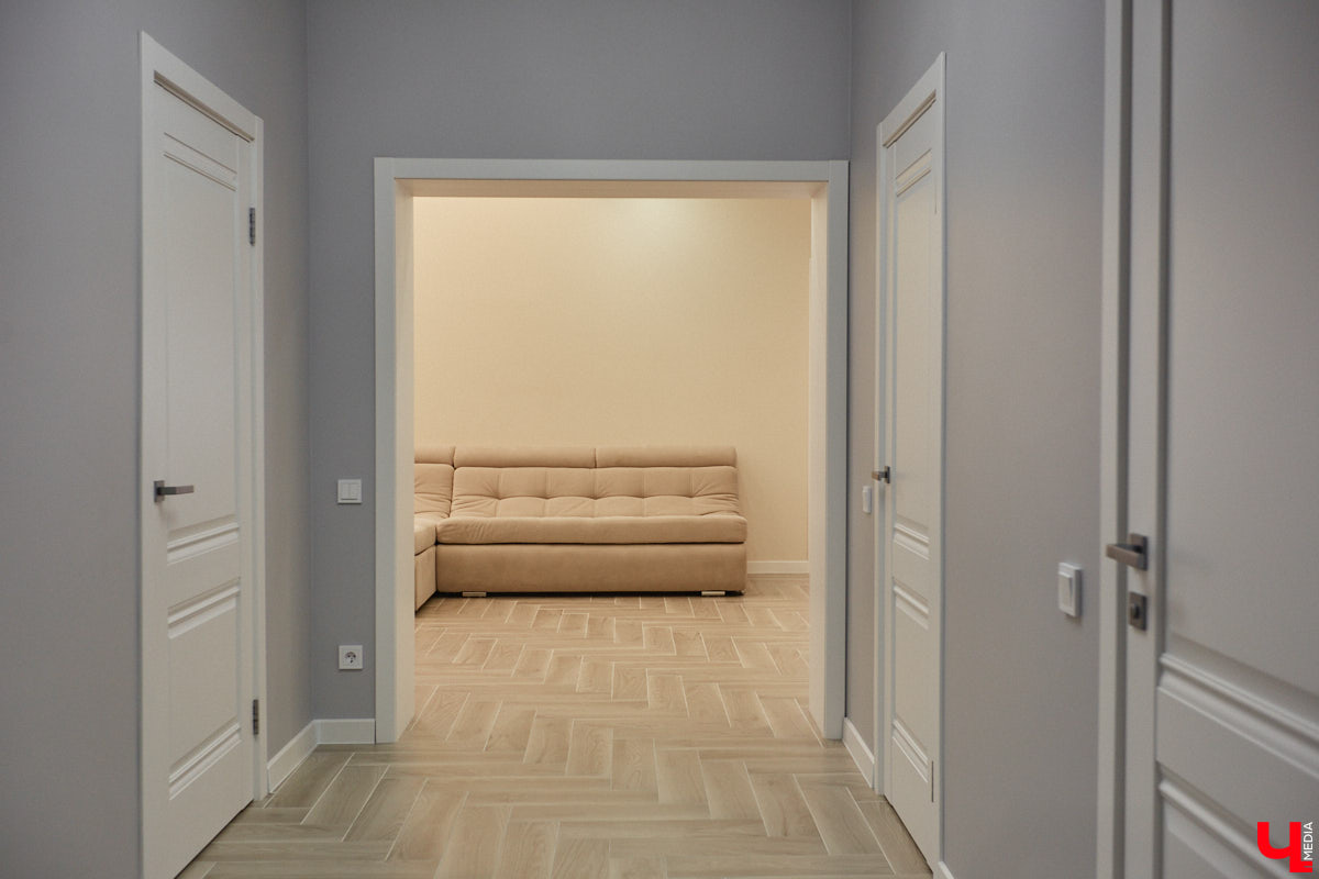 Елена Капп совсем недавно справила новоселье, поселившись с семьей в двухэтажном коттедже в поселке Садовом. И хотя последние штрихи в цельной картине утонченного интерьера еще не нанесены, она пригласила «Ключ-Медиа» в гости, чтобы поделиться лайфхаками планировки жилого помещения и другими полезными идеями.