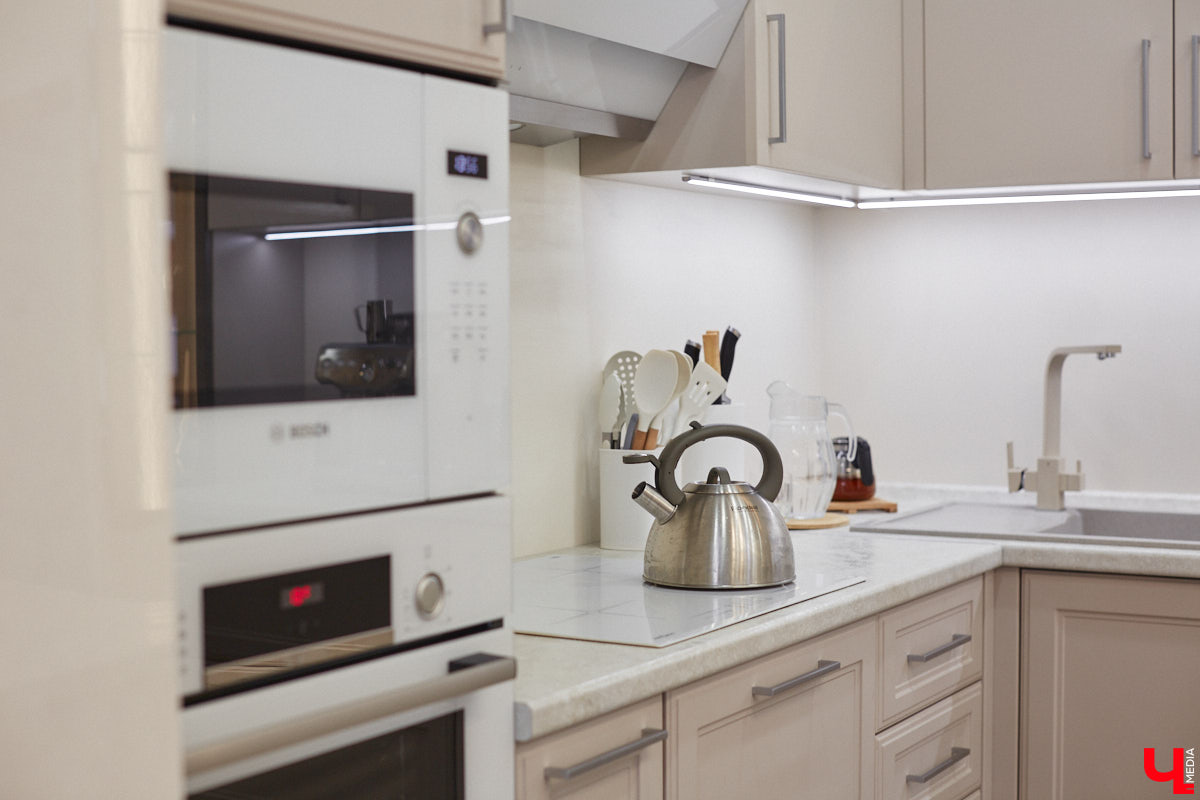 Елена Капп совсем недавно справила новоселье, поселившись с семьей в двухэтажном коттедже в поселке Садовом. И хотя последние штрихи в цельной картине утонченного интерьера еще не нанесены, она пригласила «Ключ-Медиа» в гости, чтобы поделиться лайфхаками планировки жилого помещения и другими полезными идеями.