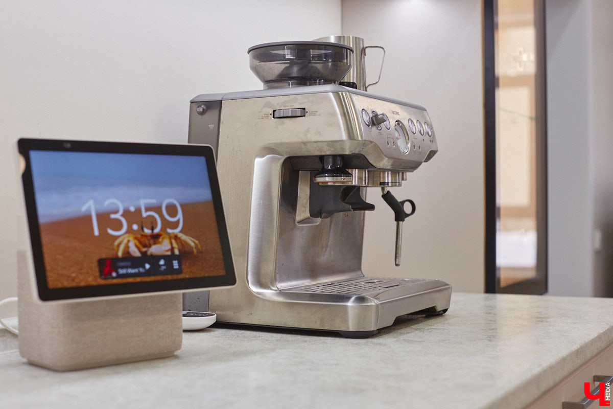 Елена Капп совсем недавно справила новоселье, поселившись с семьей в двухэтажном коттедже в поселке Садовом. И хотя последние штрихи в цельной картине утонченного интерьера еще не нанесены, она пригласила «Ключ-Медиа» в гости, чтобы поделиться лайфхаками планировки жилого помещения и другими полезными идеями.