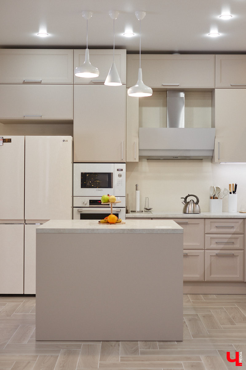 Елена Капп совсем недавно справила новоселье, поселившись с семьей в двухэтажном коттедже в поселке Садовом. И хотя последние штрихи в цельной картине утонченного интерьера еще не нанесены, она пригласила «Ключ-Медиа» в гости, чтобы поделиться лайфхаками планировки жилого помещения и другими полезными идеями.