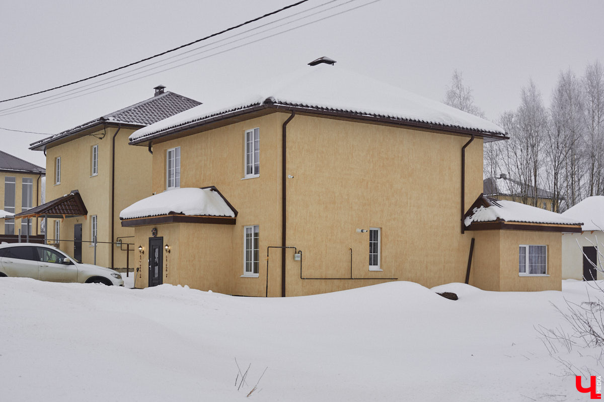 Елена Капп совсем недавно справила новоселье, поселившись с семьей в двухэтажном коттедже в поселке Садовом. И хотя последние штрихи в цельной картине утонченного интерьера еще не нанесены, она пригласила «Ключ-Медиа» в гости, чтобы поделиться лайфхаками планировки жилого помещения и другими полезными идеями.
