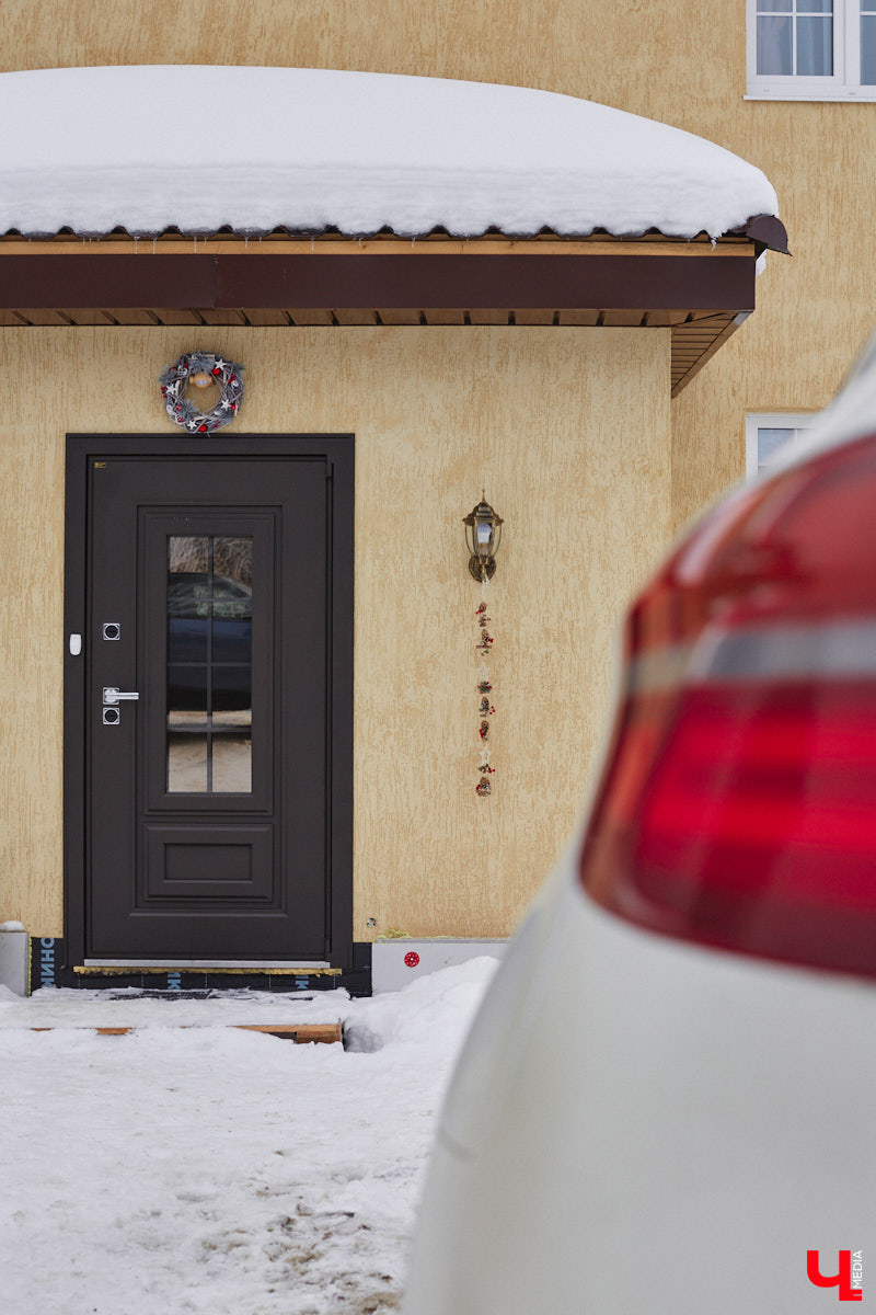 Елена Капп совсем недавно справила новоселье, поселившись с семьей в двухэтажном коттедже в поселке Садовом. И хотя последние штрихи в цельной картине утонченного интерьера еще не нанесены, она пригласила «Ключ-Медиа» в гости, чтобы поделиться лайфхаками планировки жилого помещения и другими полезными идеями.