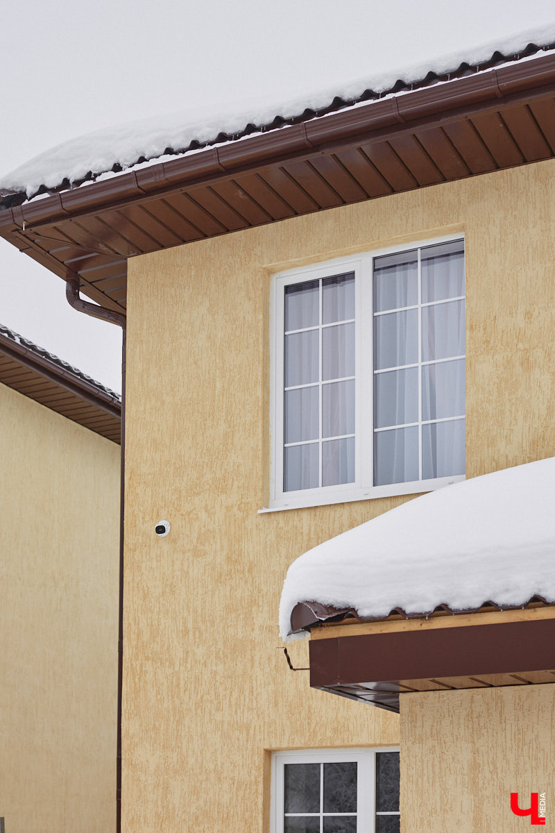 Елена Капп совсем недавно справила новоселье, поселившись с семьей в двухэтажном коттедже в поселке Садовом. И хотя последние штрихи в цельной картине утонченного интерьера еще не нанесены, она пригласила «Ключ-Медиа» в гости, чтобы поделиться лайфхаками планировки жилого помещения и другими полезными идеями.