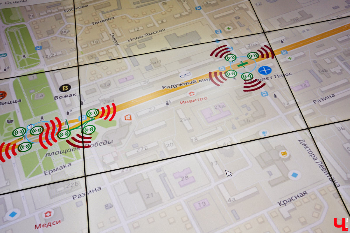Во Владимирской области внедряют интеллектуальную транспортную систему, которая поможет справиться с пробками на дорогах и решить проблему с графиком движения автобусов и троллейбусов. В рамках проекта уже модернизировали семь светофоров и открыли центр управления, куда со временем будет стекаться вся самая оперативная информация. Наше издание побывало там одним из первых.