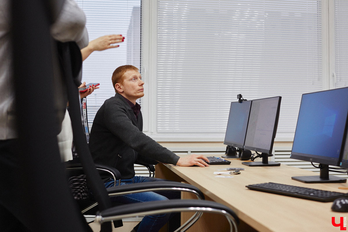 Во Владимирской области внедряют интеллектуальную транспортную систему, которая поможет справиться с пробками на дорогах и решить проблему с графиком движения автобусов и троллейбусов. В рамках проекта уже модернизировали семь светофоров и открыли центр управления, куда со временем будет стекаться вся самая оперативная информация. Наше издание побывало там одним из первых.