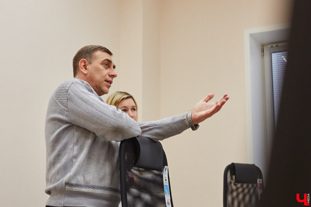 Во Владимирской области внедряют интеллектуальную транспортную систему, которая поможет справиться с пробками на дорогах и решить проблему с графиком движения автобусов и троллейбусов. В рамках проекта уже модернизировали семь светофоров и открыли центр управления, куда со временем будет стекаться вся самая оперативная информация. Наше издание побывало там одним из первых.