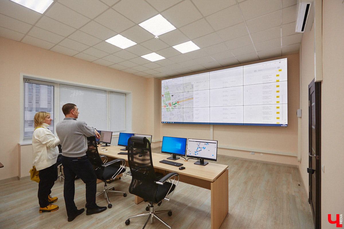 Во Владимирской области внедряют интеллектуальную транспортную систему, которая поможет справиться с пробками на дорогах и решить проблему с графиком движения автобусов и троллейбусов. В рамках проекта уже модернизировали семь светофоров и открыли центр управления, куда со временем будет стекаться вся самая оперативная информация. Наше издание побывало там одним из первых.