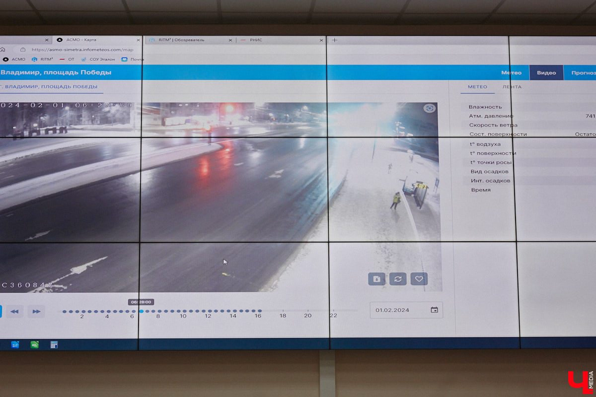 Во Владимирской области внедряют интеллектуальную транспортную систему, которая поможет справиться с пробками на дорогах и решить проблему с графиком движения автобусов и троллейбусов. В рамках проекта уже модернизировали семь светофоров и открыли центр управления, куда со временем будет стекаться вся самая оперативная информация. Наше издание побывало там одним из первых.