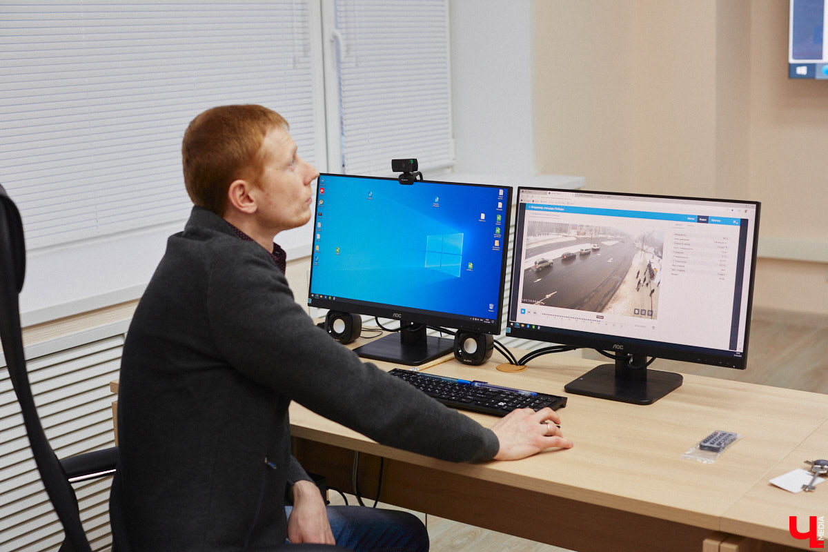 Во Владимирской области внедряют интеллектуальную транспортную систему, которая поможет справиться с пробками на дорогах и решить проблему с графиком движения автобусов и троллейбусов. В рамках проекта уже модернизировали семь светофоров и открыли центр управления, куда со временем будет стекаться вся самая оперативная информация. Наше издание побывало там одним из первых.