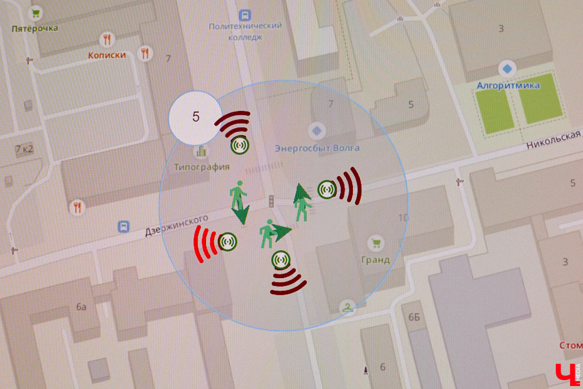 Во Владимирской области внедряют интеллектуальную транспортную систему, которая поможет справиться с пробками на дорогах и решить проблему с графиком движения автобусов и троллейбусов. В рамках проекта уже модернизировали семь светофоров и открыли центр управления, куда со временем будет стекаться вся самая оперативная информация. Наше издание побывало там одним из первых.