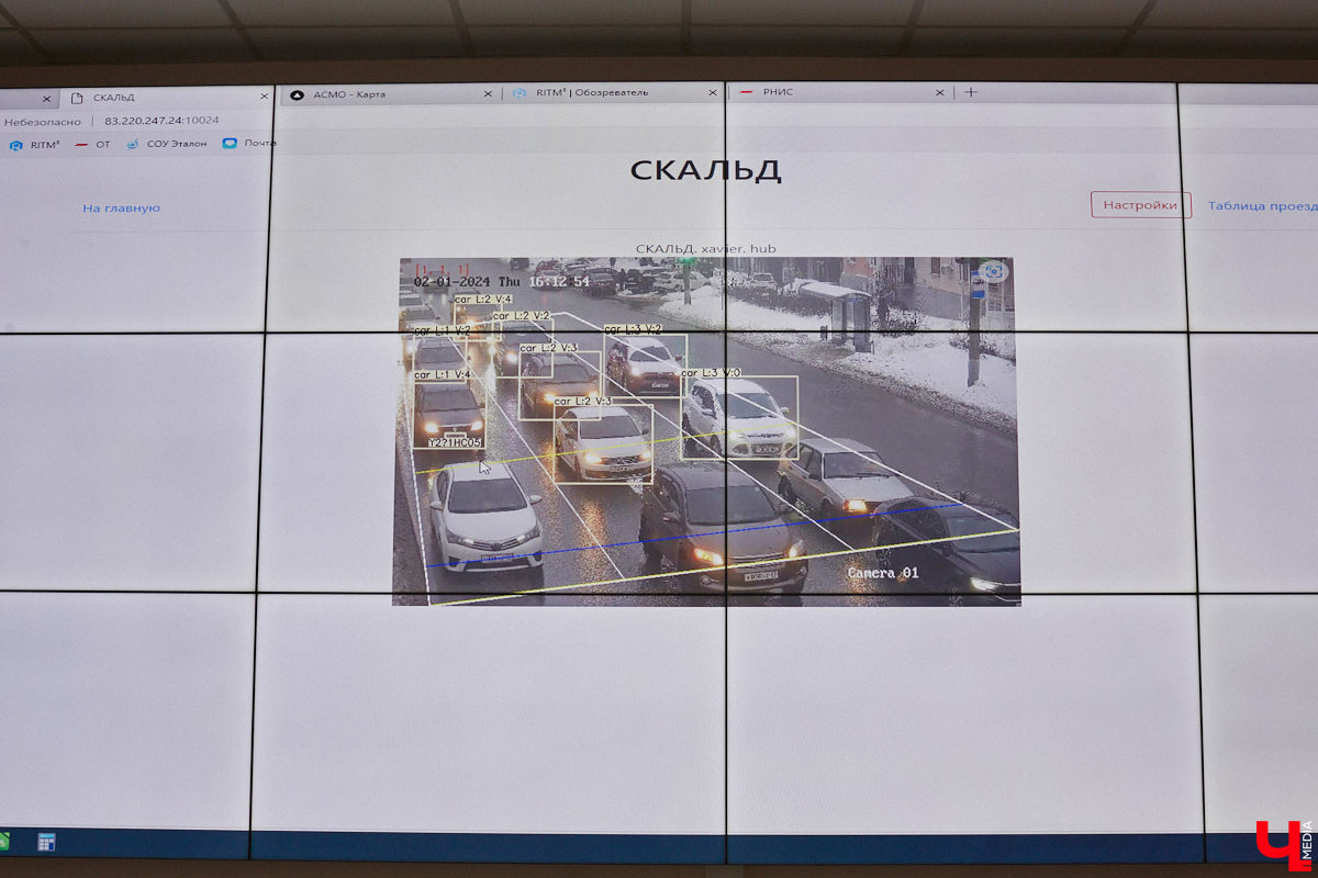 Во Владимирской области внедряют интеллектуальную транспортную систему, которая поможет справиться с пробками на дорогах и решить проблему с графиком движения автобусов и троллейбусов. В рамках проекта уже модернизировали семь светофоров и открыли центр управления, куда со временем будет стекаться вся самая оперативная информация. Наше издание побывало там одним из первых.