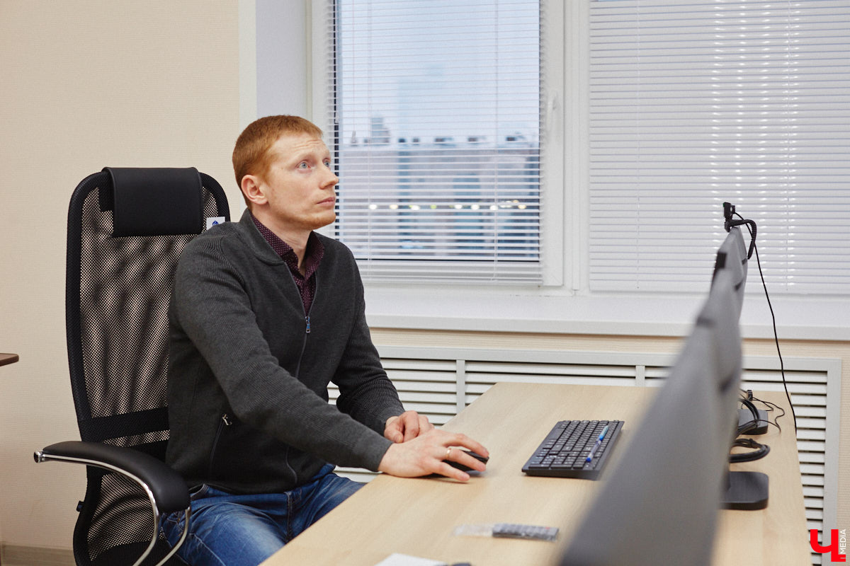 Во Владимирской области внедряют интеллектуальную транспортную систему, которая поможет справиться с пробками на дорогах и решить проблему с графиком движения автобусов и троллейбусов. В рамках проекта уже модернизировали семь светофоров и открыли центр управления, куда со временем будет стекаться вся самая оперативная информация. Наше издание побывало там одним из первых.