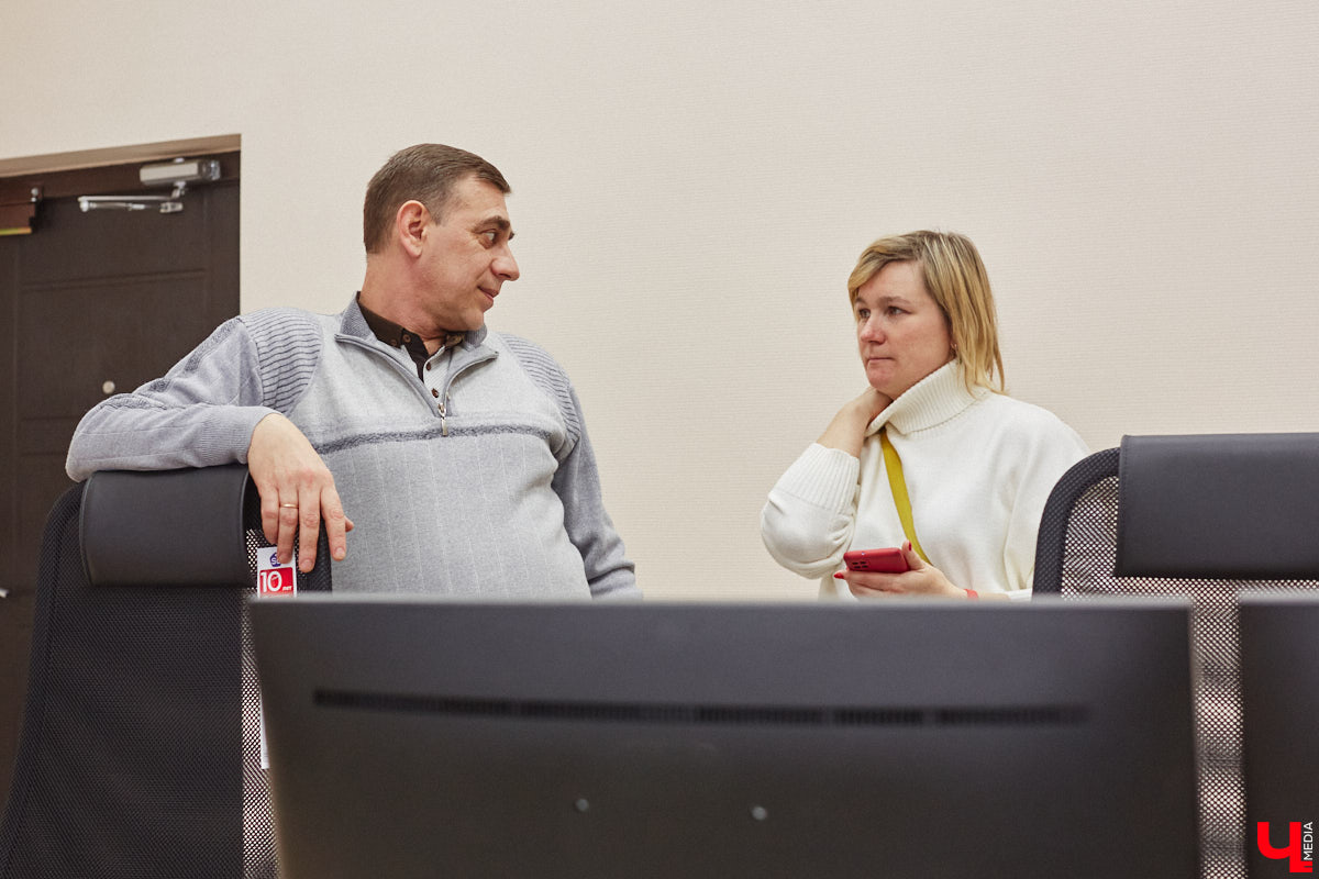 Во Владимирской области внедряют интеллектуальную транспортную систему, которая поможет справиться с пробками на дорогах и решить проблему с графиком движения автобусов и троллейбусов. В рамках проекта уже модернизировали семь светофоров и открыли центр управления, куда со временем будет стекаться вся самая оперативная информация. Наше издание побывало там одним из первых.