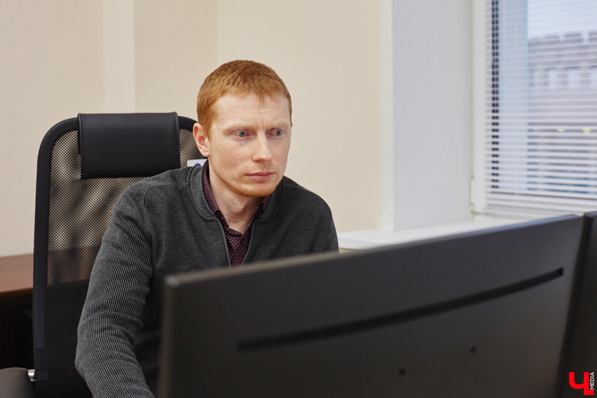 Во Владимирской области внедряют интеллектуальную транспортную систему, которая поможет справиться с пробками на дорогах и решить проблему с графиком движения автобусов и троллейбусов. В рамках проекта уже модернизировали семь светофоров и открыли центр управления, куда со временем будет стекаться вся самая оперативная информация. Наше издание побывало там одним из первых.