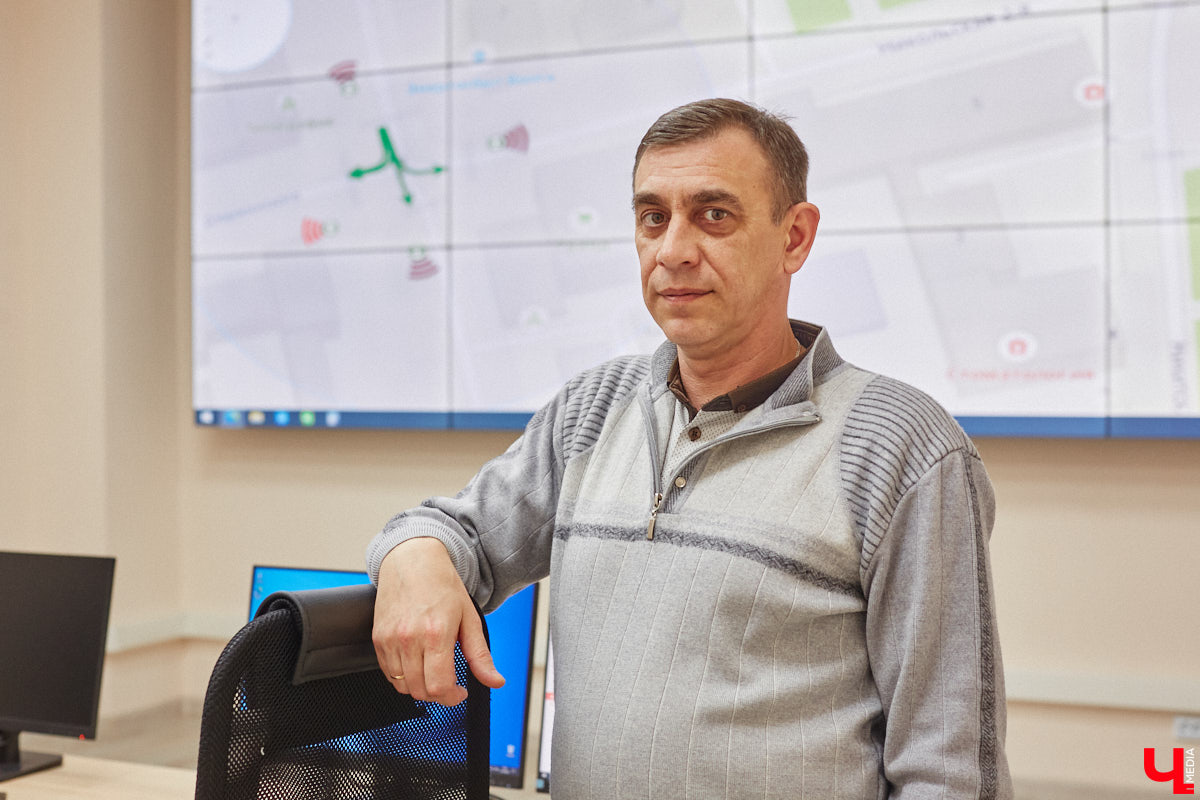 Во Владимирской области внедряют интеллектуальную транспортную систему, которая поможет справиться с пробками на дорогах и решить проблему с графиком движения автобусов и троллейбусов. В рамках проекта уже модернизировали семь светофоров и открыли центр управления, куда со временем будет стекаться вся самая оперативная информация. Наше издание побывало там одним из первых.