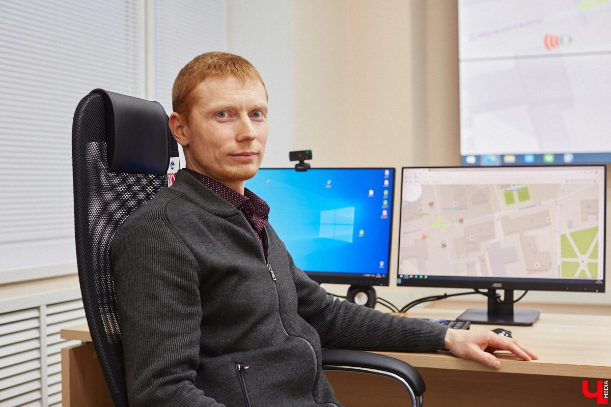 Во Владимирской области внедряют интеллектуальную транспортную систему, которая поможет справиться с пробками на дорогах и решить проблему с графиком движения автобусов и троллейбусов. В рамках проекта уже модернизировали семь светофоров и открыли центр управления, куда со временем будет стекаться вся самая оперативная информация. Наше издание побывало там одним из первых.