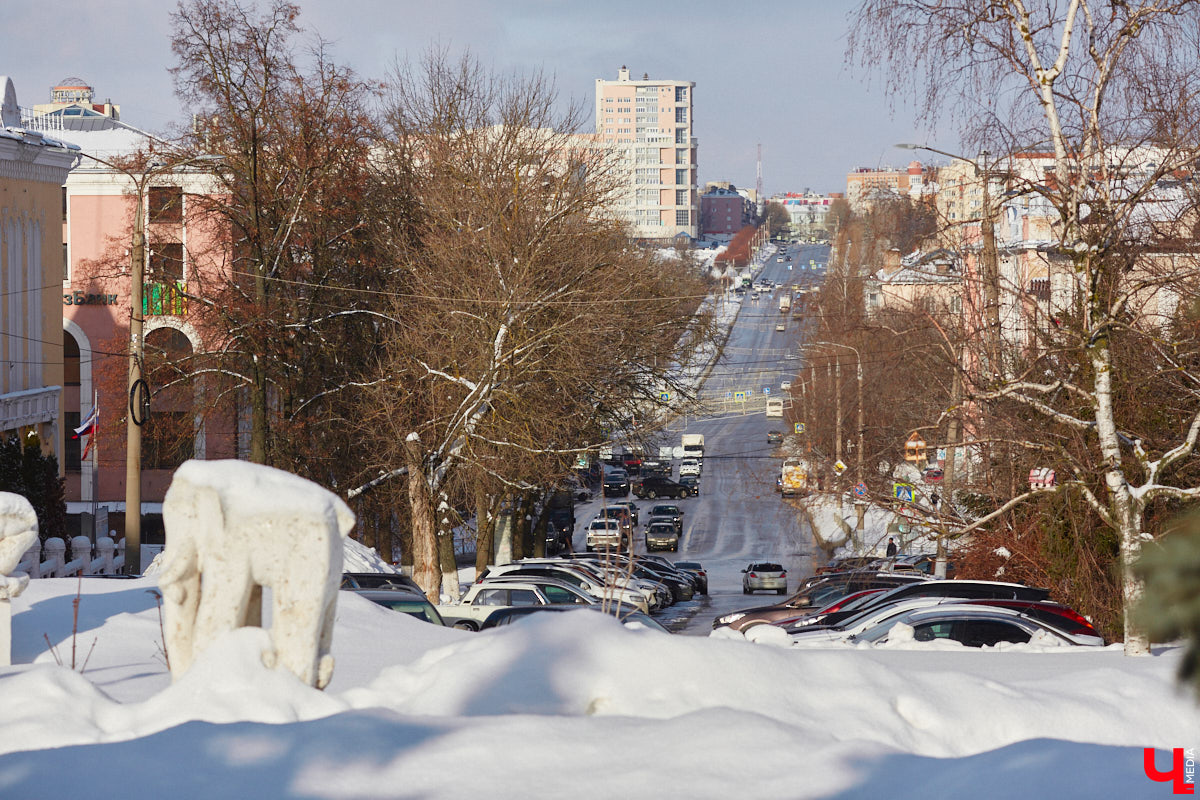 Во Владимирской области внедряют интеллектуальную транспортную систему, которая поможет справиться с пробками на дорогах и решить проблему с графиком движения автобусов и троллейбусов. В рамках проекта уже модернизировали семь светофоров и открыли центр управления, куда со временем будет стекаться вся самая оперативная информация. Наше издание побывало там одним из первых.