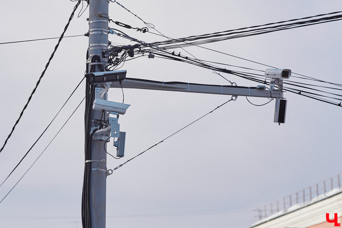 Во Владимирской области внедряют интеллектуальную транспортную систему, которая поможет справиться с пробками на дорогах и решить проблему с графиком движения автобусов и троллейбусов. В рамках проекта уже модернизировали семь светофоров и открыли центр управления, куда со временем будет стекаться вся самая оперативная информация. Наше издание побывало там одним из первых.