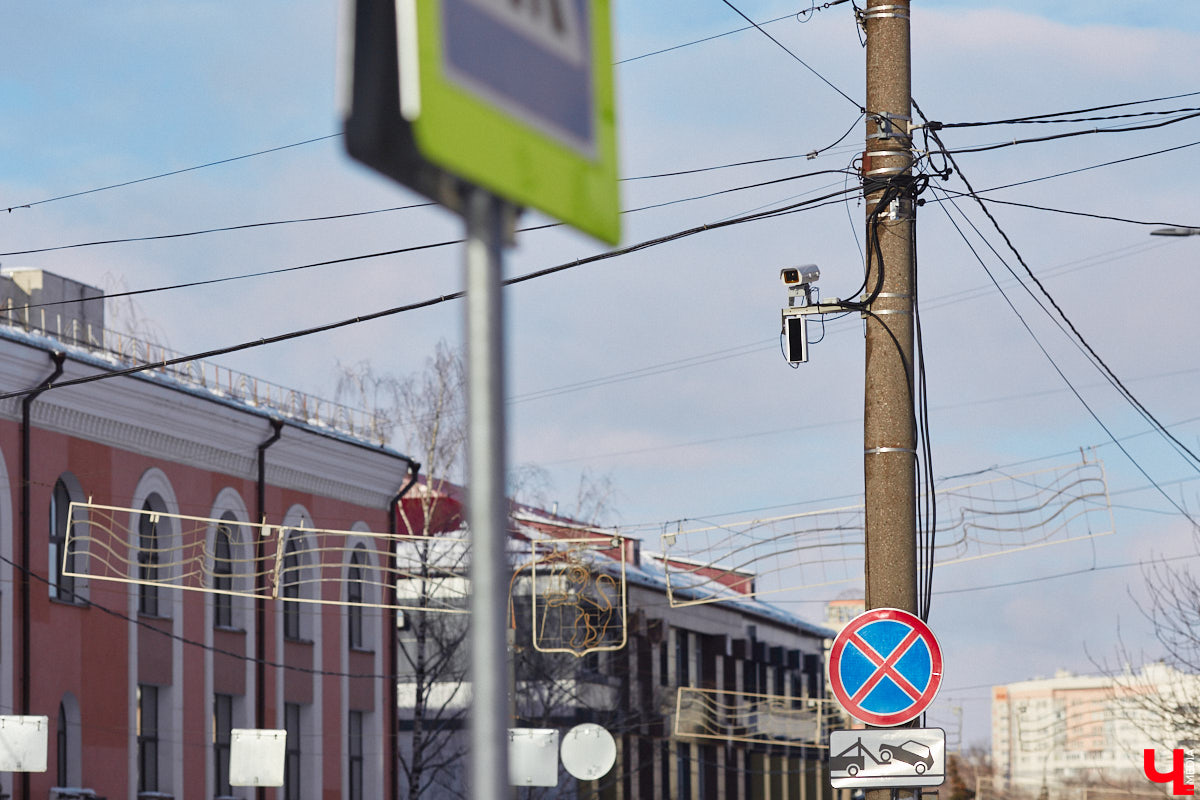 Во Владимирской области внедряют интеллектуальную транспортную систему, которая поможет справиться с пробками на дорогах и решить проблему с графиком движения автобусов и троллейбусов. В рамках проекта уже модернизировали семь светофоров и открыли центр управления, куда со временем будет стекаться вся самая оперативная информация. Наше издание побывало там одним из первых.