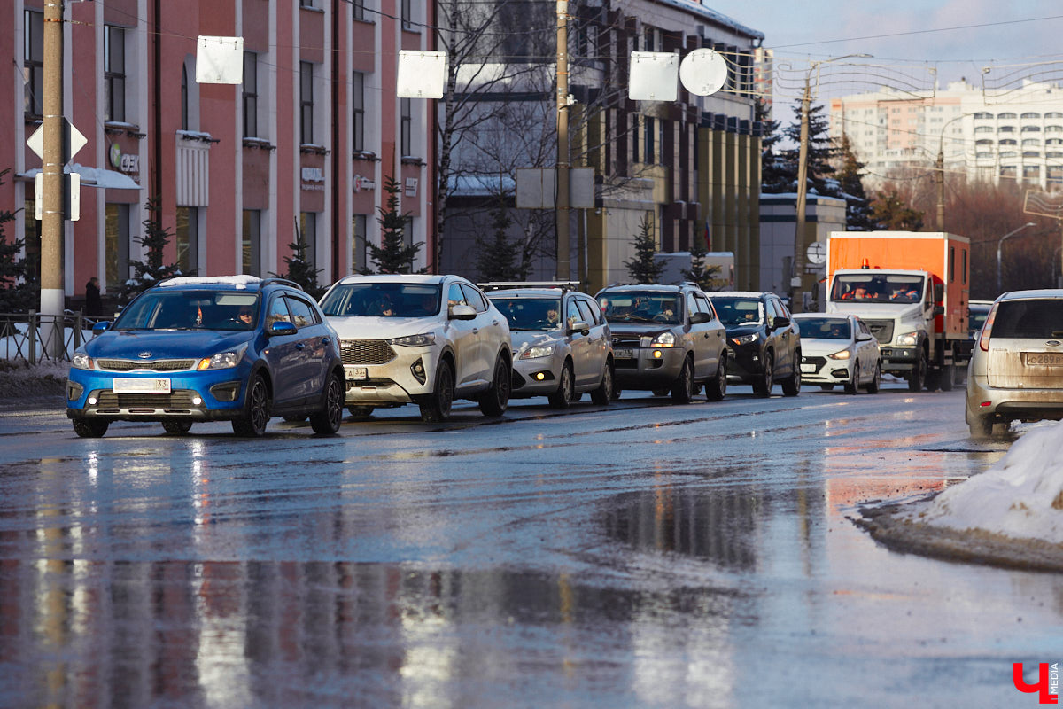 Во Владимирской области внедряют интеллектуальную транспортную систему, которая поможет справиться с пробками на дорогах и решить проблему с графиком движения автобусов и троллейбусов. В рамках проекта уже модернизировали семь светофоров и открыли центр управления, куда со временем будет стекаться вся самая оперативная информация. Наше издание побывало там одним из первых.