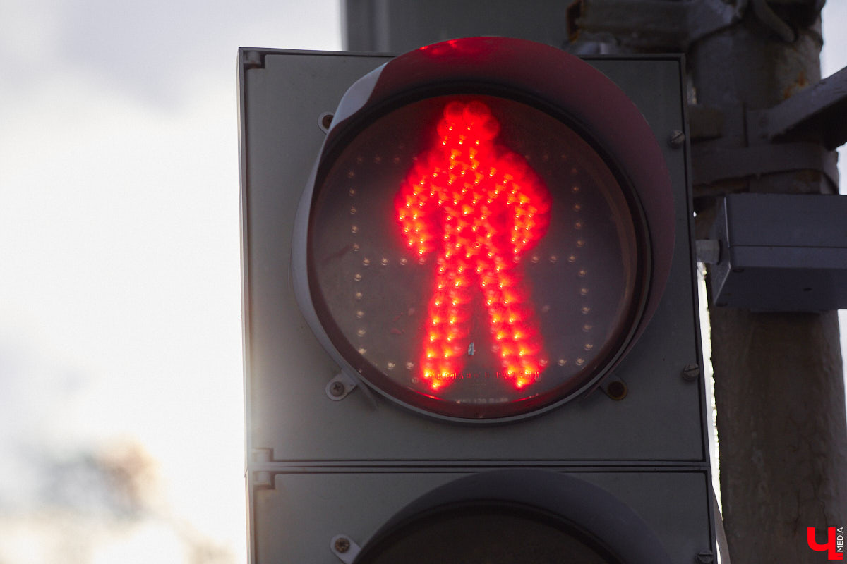 Во Владимирской области внедряют интеллектуальную транспортную систему, которая поможет справиться с пробками на дорогах и решить проблему с графиком движения автобусов и троллейбусов. В рамках проекта уже модернизировали семь светофоров и открыли центр управления, куда со временем будет стекаться вся самая оперативная информация. Наше издание побывало там одним из первых.