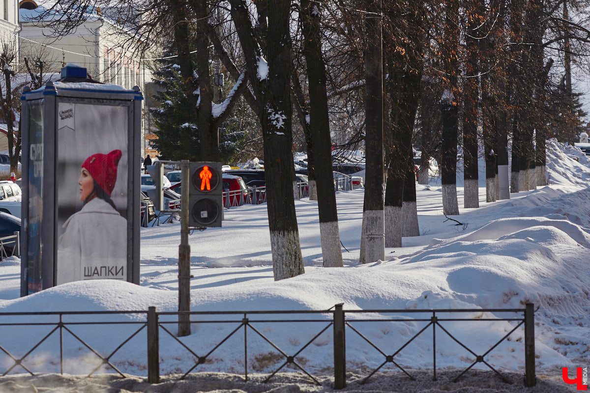 Во Владимирской области внедряют интеллектуальную транспортную систему, которая поможет справиться с пробками на дорогах и решить проблему с графиком движения автобусов и троллейбусов. В рамках проекта уже модернизировали семь светофоров и открыли центр управления, куда со временем будет стекаться вся самая оперативная информация. Наше издание побывало там одним из первых.