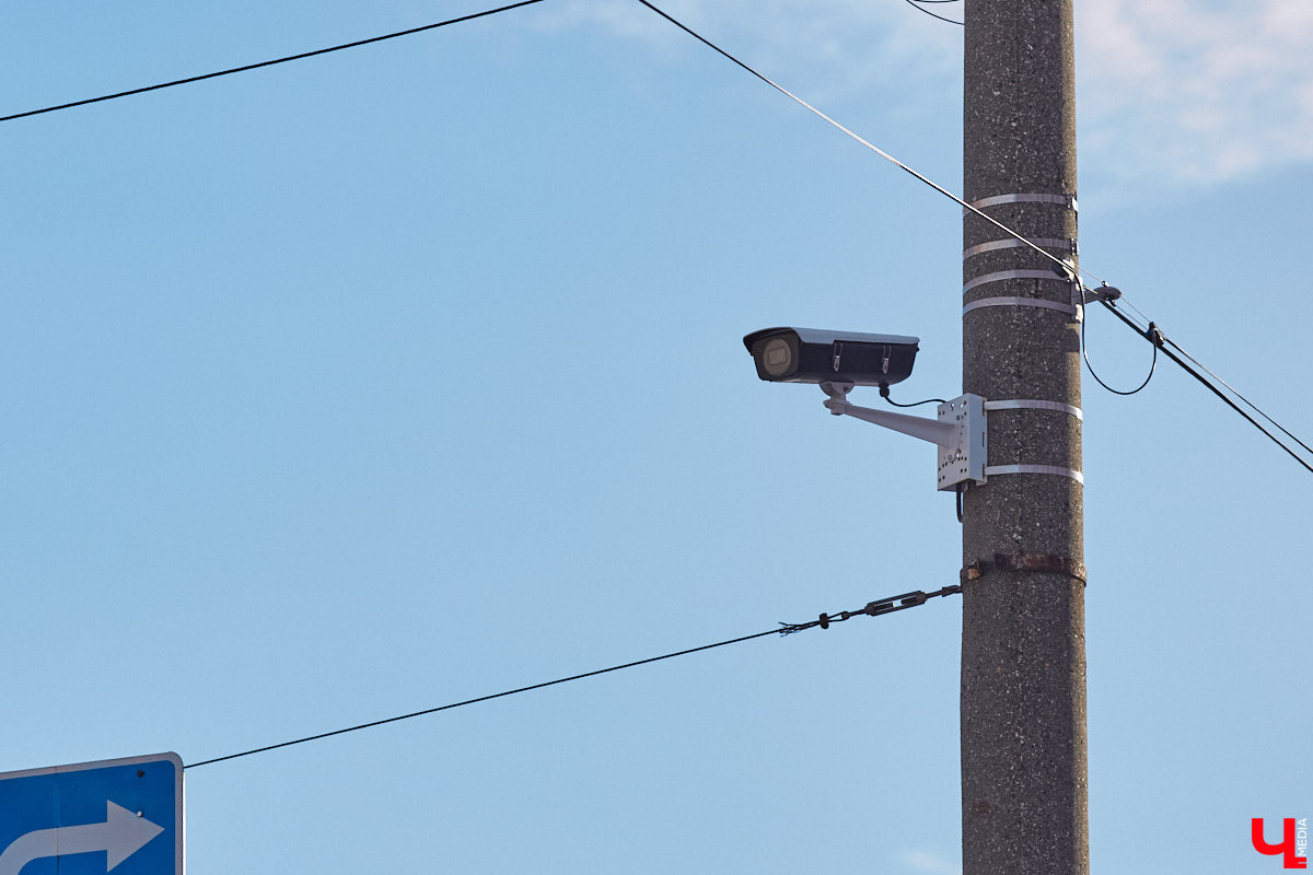 Во Владимирской области внедряют интеллектуальную транспортную систему, которая поможет справиться с пробками на дорогах и решить проблему с графиком движения автобусов и троллейбусов. В рамках проекта уже модернизировали семь светофоров и открыли центр управления, куда со временем будет стекаться вся самая оперативная информация. Наше издание побывало там одним из первых.