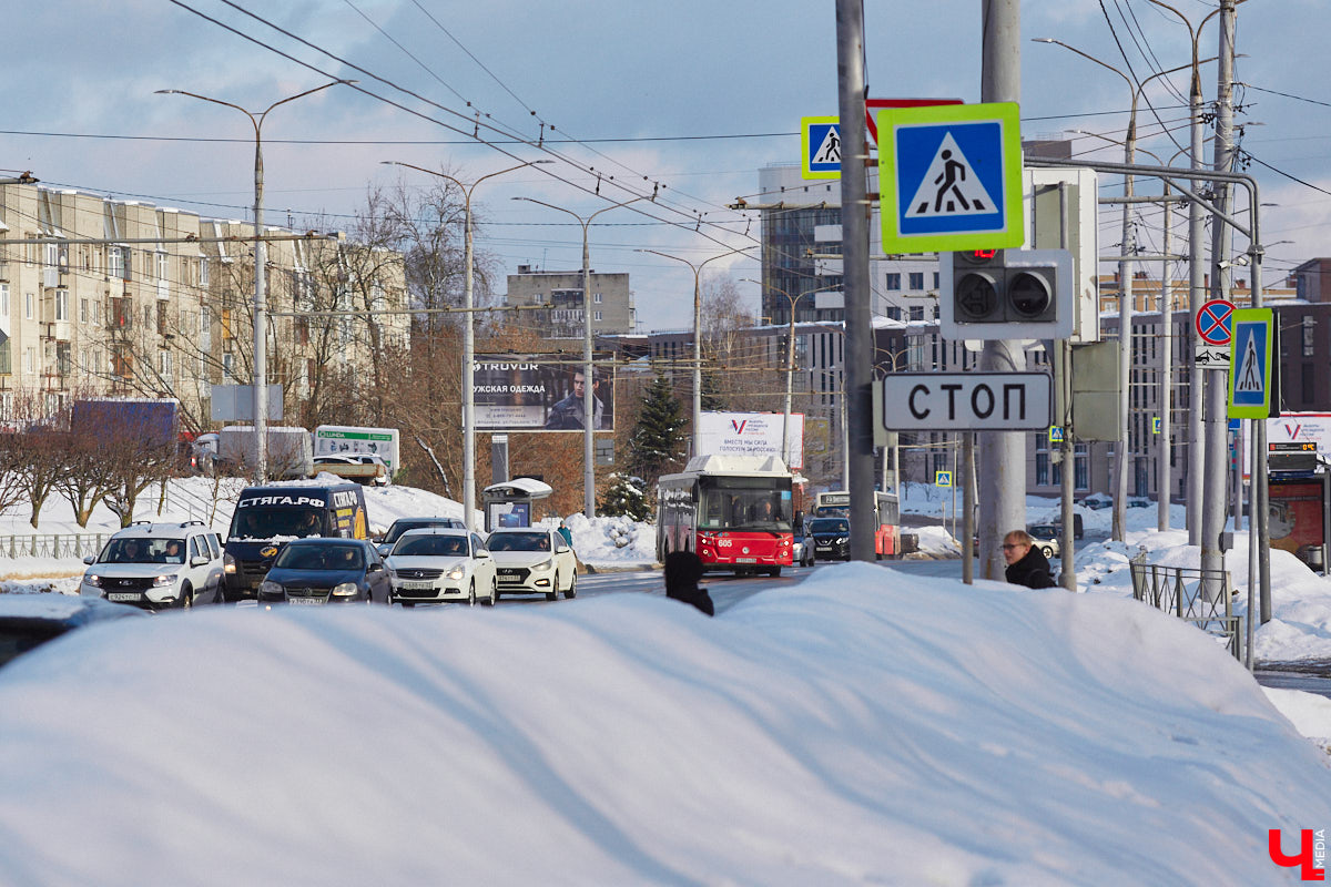 Во Владимирской области внедряют интеллектуальную транспортную систему, которая поможет справиться с пробками на дорогах и решить проблему с графиком движения автобусов и троллейбусов. В рамках проекта уже модернизировали семь светофоров и открыли центр управления, куда со временем будет стекаться вся самая оперативная информация. Наше издание побывало там одним из первых.