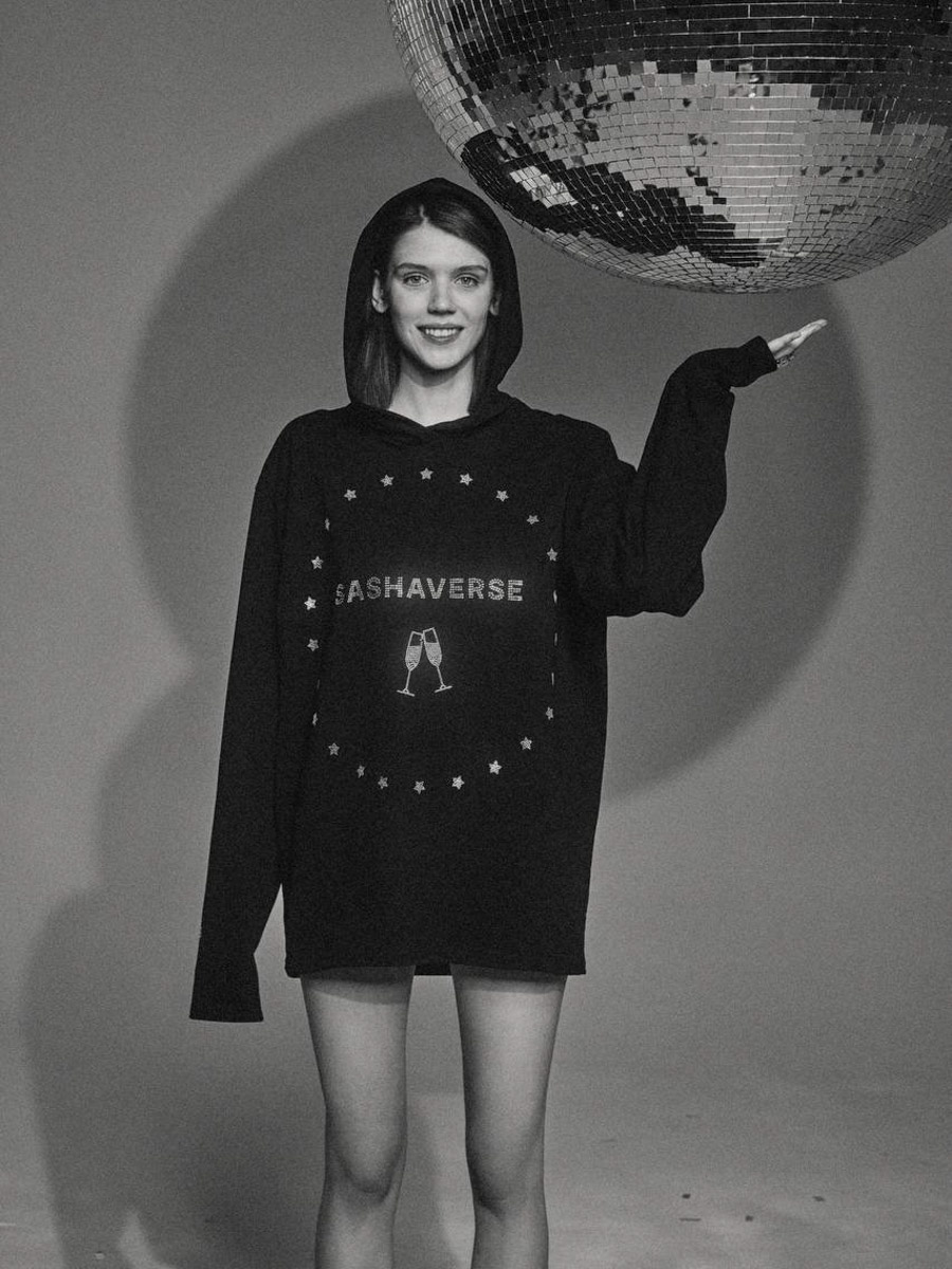 Актриса Юлия Снигирь блистала на премьере фильма «Мастер и Маргарита» в образе от дизайнера из Владимирской области. Лаконичное угольно-черное платье с небольшим шлейфом создал любимчик звезд Александр Терехов. В усыпанном стразами наряде исполнительница роли ведьмы заметно выделялась на фоне всей съемочной группы. О том, как нашему земляку удалось добиться этой магии, а также как Булгаков повлиял на его творчество, читайте на «Ключ-Медиа».