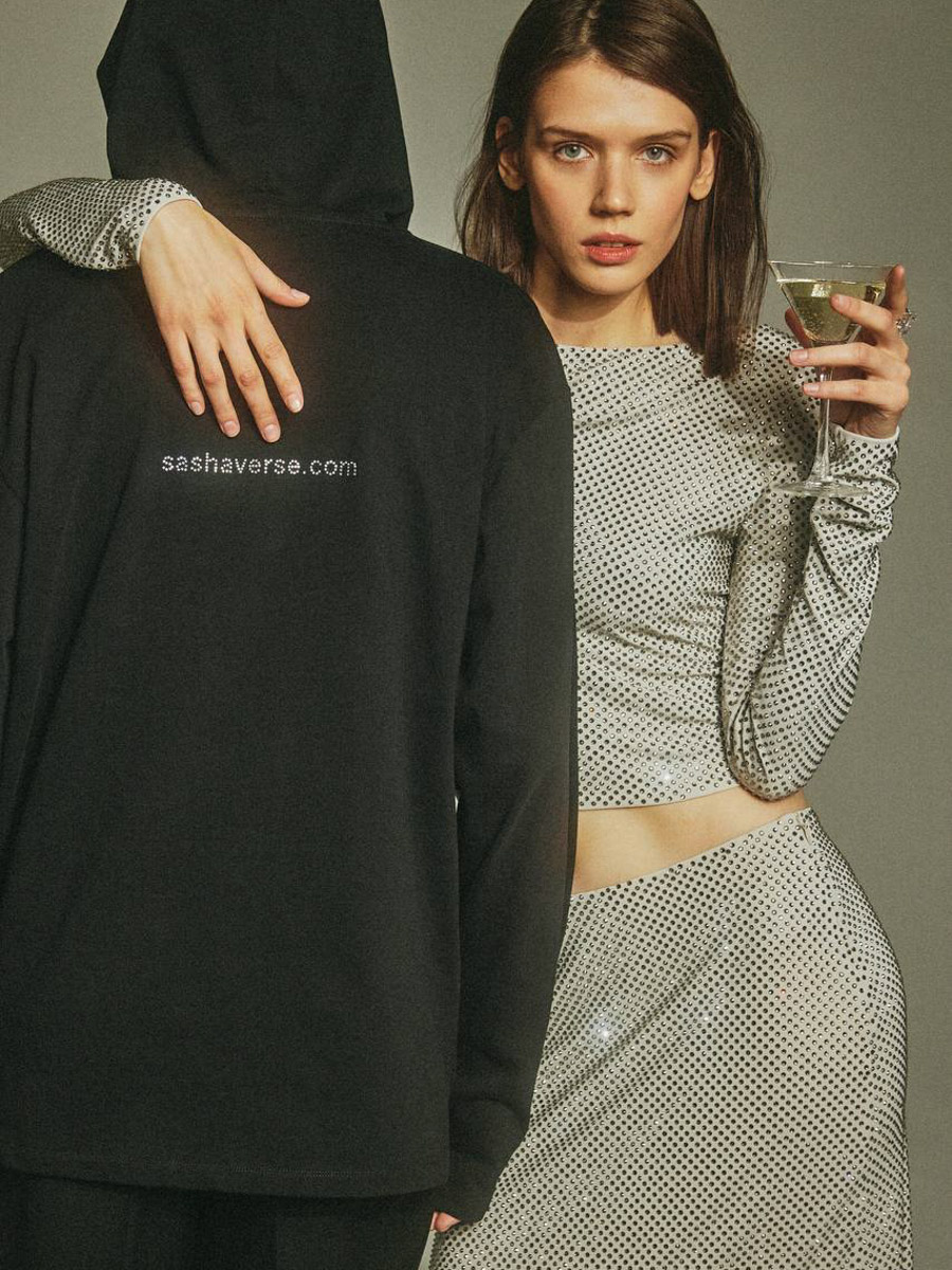 Актриса Юлия Снигирь блистала на премьере фильма «Мастер и Маргарита» в образе от дизайнера из Владимирской области. Лаконичное угольно-черное платье с небольшим шлейфом создал любимчик звезд Александр Терехов. В усыпанном стразами наряде исполнительница роли ведьмы заметно выделялась на фоне всей съемочной группы. О том, как нашему земляку удалось добиться этой магии, а также как Булгаков повлиял на его творчество, читайте на «Ключ-Медиа».