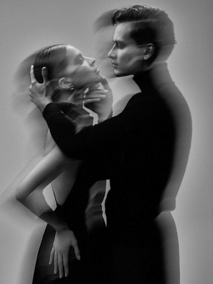 Актриса Юлия Снигирь блистала на премьере фильма «Мастер и Маргарита» в образе от дизайнера из Владимирской области. Лаконичное угольно-черное платье с небольшим шлейфом создал любимчик звезд Александр Терехов. В усыпанном стразами наряде исполнительница роли ведьмы заметно выделялась на фоне всей съемочной группы. О том, как нашему земляку удалось добиться этой магии, а также как Булгаков повлиял на его творчество, читайте на «Ключ-Медиа».