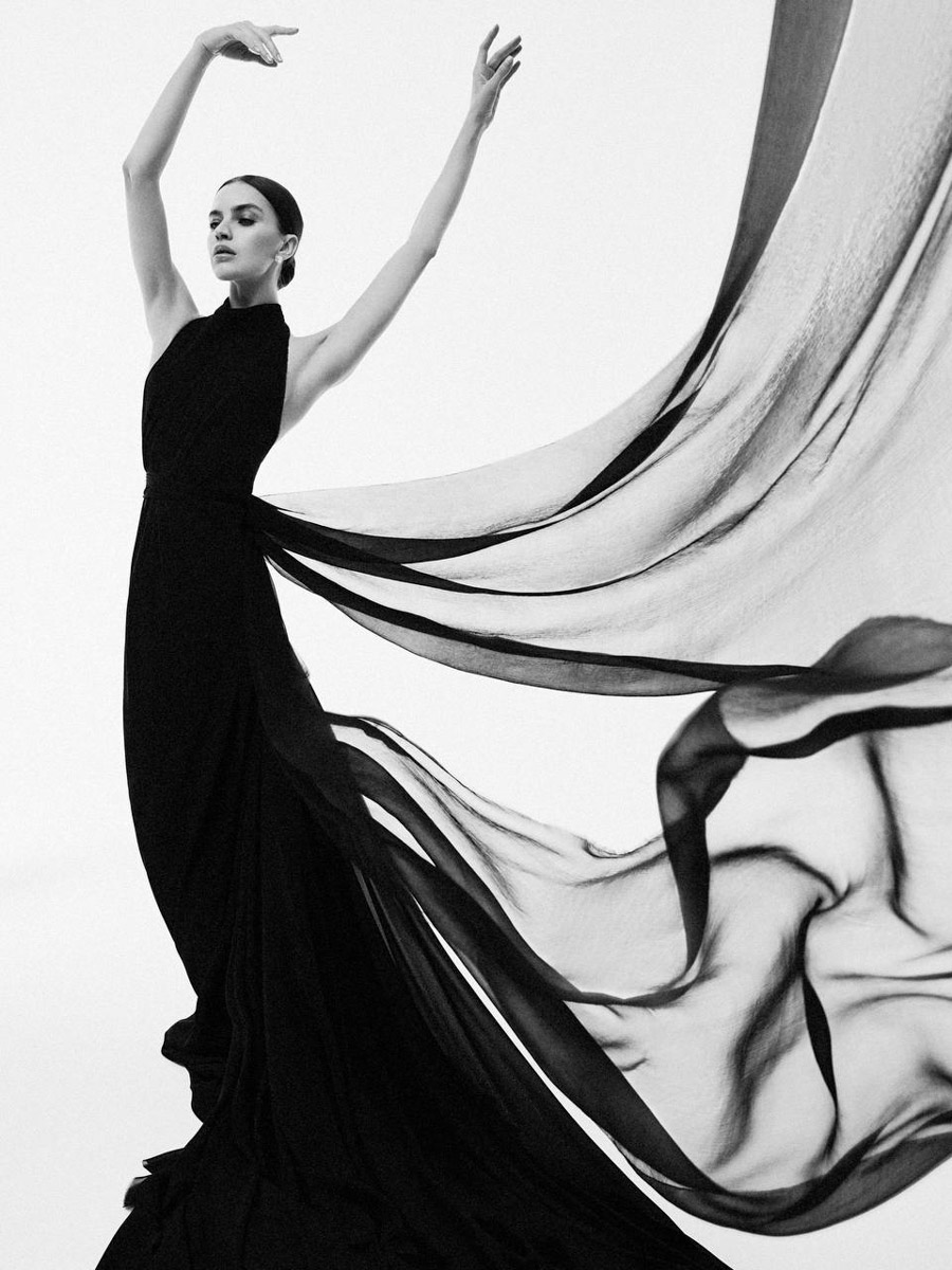 Актриса Юлия Снигирь блистала на премьере фильма «Мастер и Маргарита» в образе от дизайнера из Владимирской области. Лаконичное угольно-черное платье с небольшим шлейфом создал любимчик звезд Александр Терехов. В усыпанном стразами наряде исполнительница роли ведьмы заметно выделялась на фоне всей съемочной группы. О том, как нашему земляку удалось добиться этой магии, а также как Булгаков повлиял на его творчество, читайте на «Ключ-Медиа».