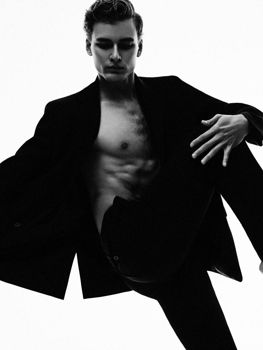 Актриса Юлия Снигирь блистала на премьере фильма «Мастер и Маргарита» в образе от дизайнера из Владимирской области. Лаконичное угольно-черное платье с небольшим шлейфом создал любимчик звезд Александр Терехов. В усыпанном стразами наряде исполнительница роли ведьмы заметно выделялась на фоне всей съемочной группы. О том, как нашему земляку удалось добиться этой магии, а также как Булгаков повлиял на его творчество, читайте на «Ключ-Медиа».